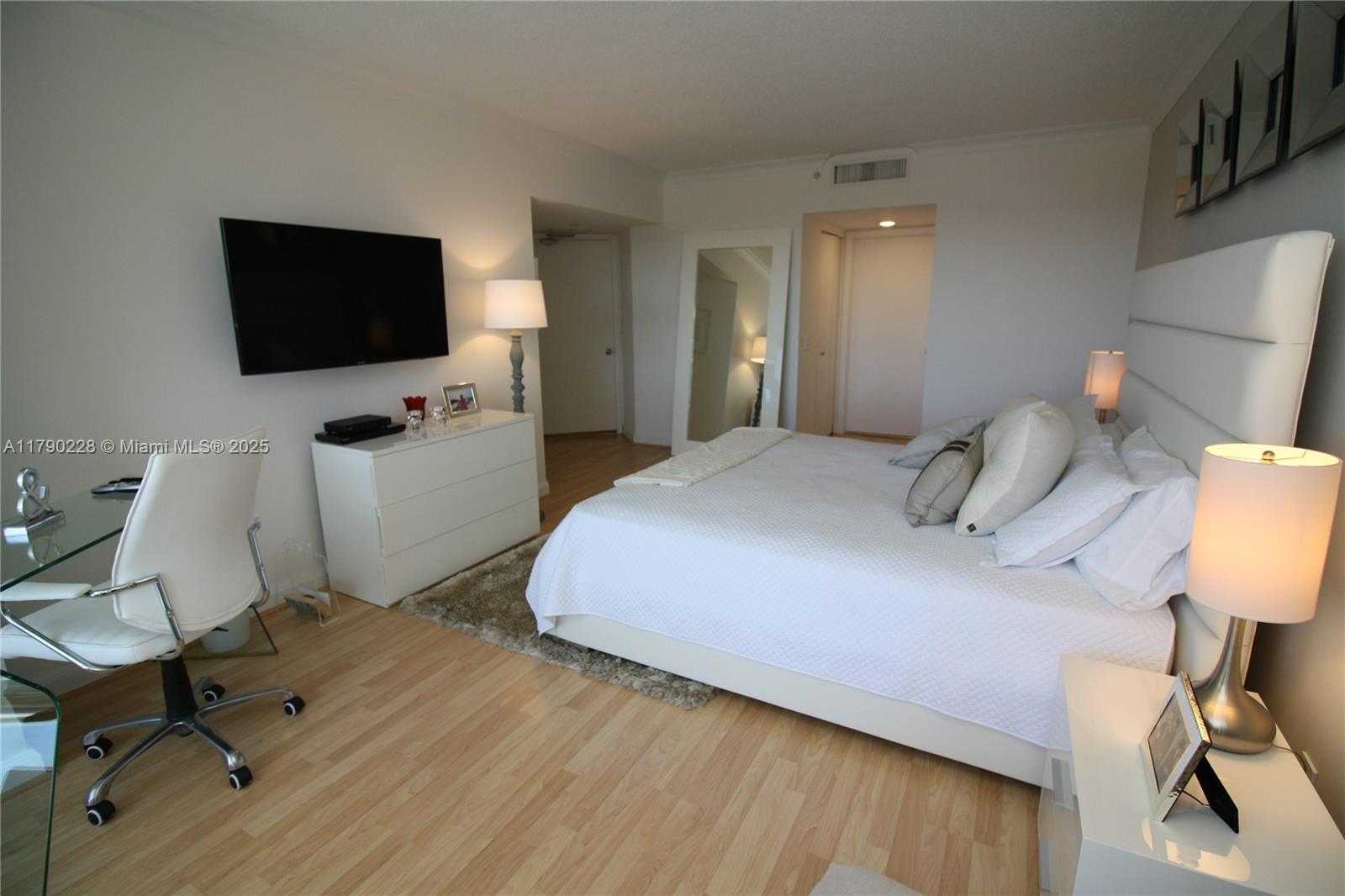 Small Image of 21205 YACHT CLUB DR #2806, Aventura Number 7