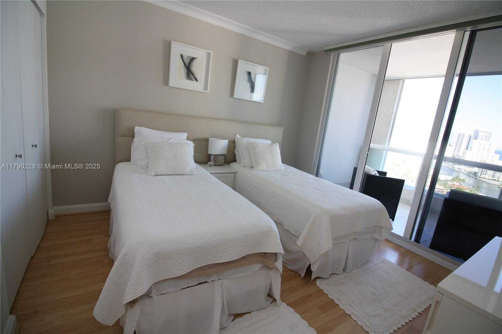 Small Image of 21205 YACHT CLUB DR #2806, Aventura Number 8
