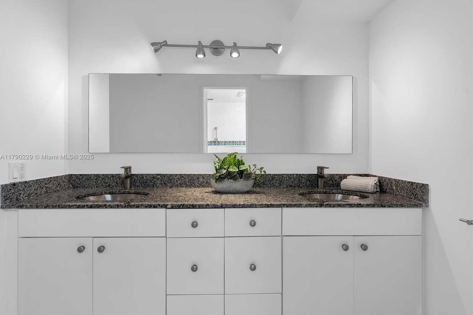 Small Image of 2501 BRICKELL AVE #202, Miami Number 33