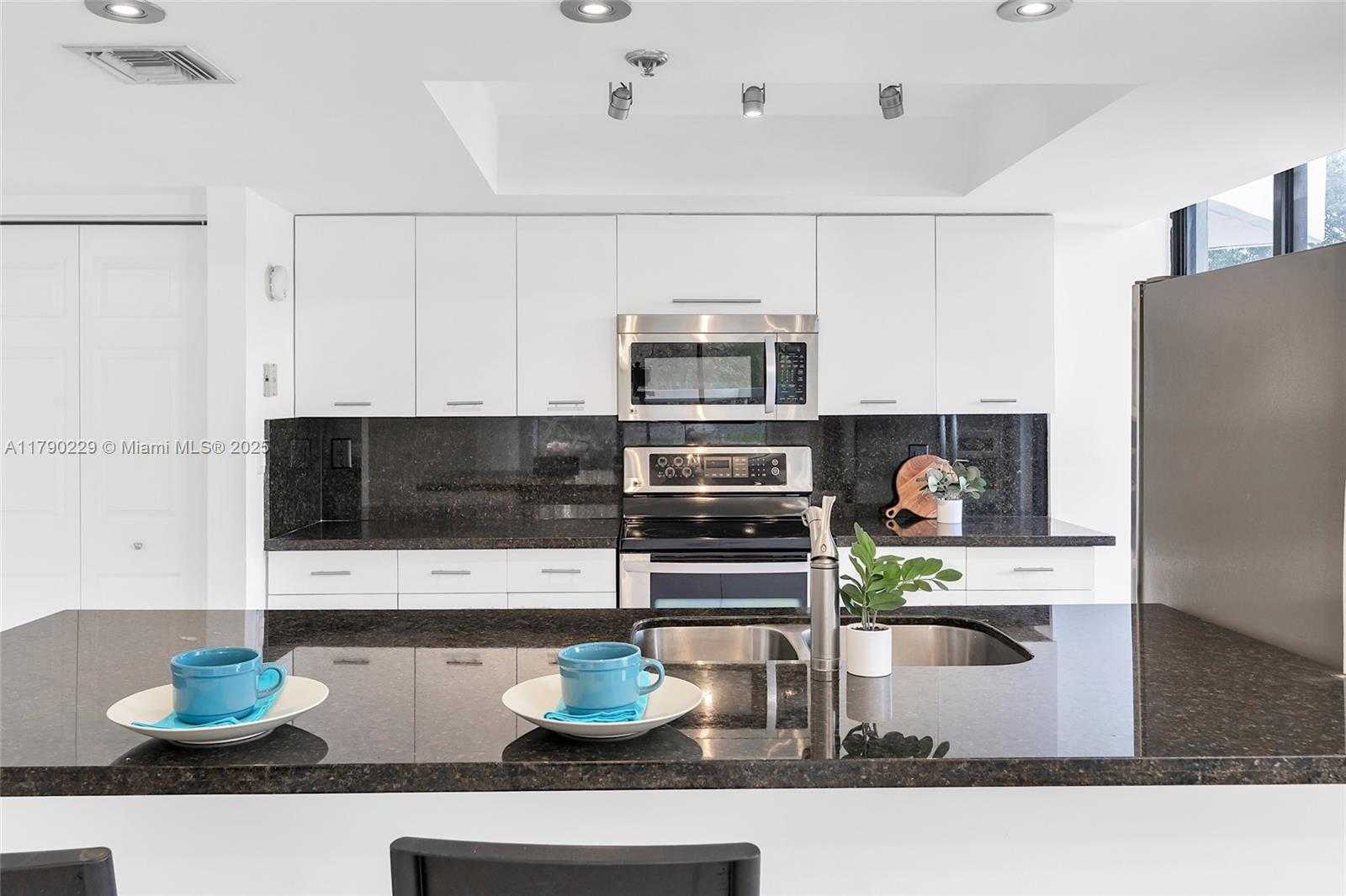 Small Image of 2501 BRICKELL AVE #202, Miami Number 7
