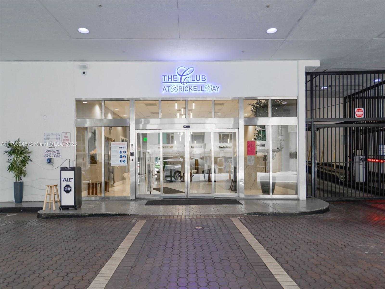 Small Image of 1200 BRICKELL BAY DR #1517, Miami Number 37