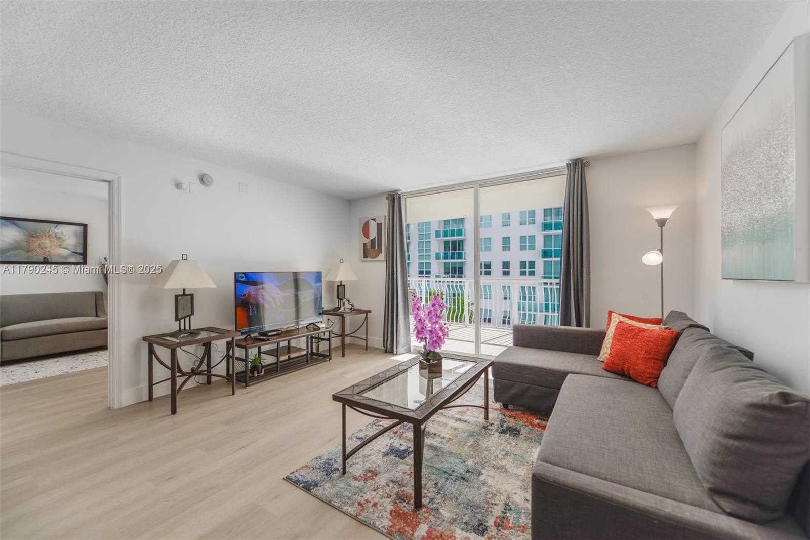 Small Image of 1200 BRICKELL BAY DR #1517, Miami Number 4