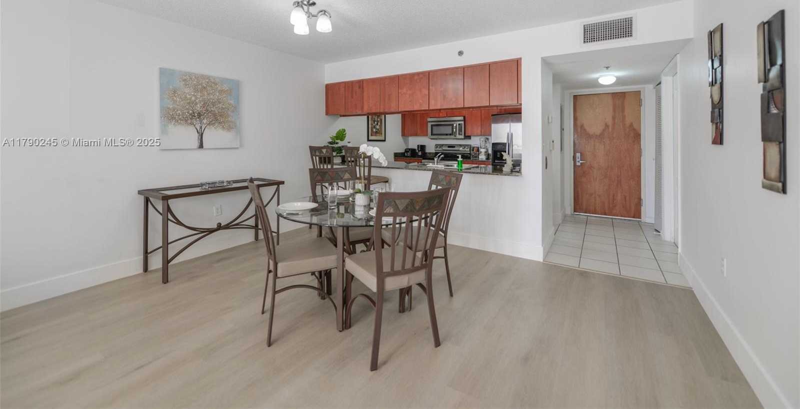 Small Image of 1200 BRICKELL BAY DR #1517, Miami Number 5