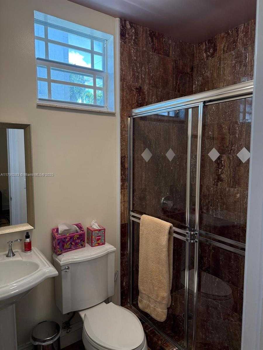 Small Image of 3320 NORTH EAST 164TH ST, North Miami Beach Number 15