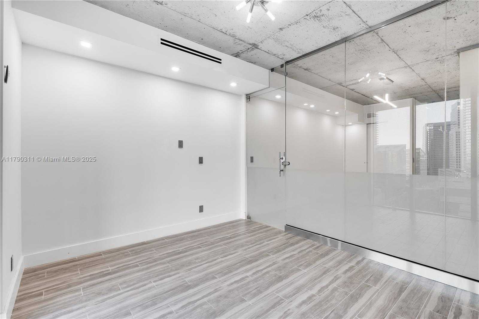 Small Image of 690 SOUTH WEST 1ST CT #2124, Miami Number 16