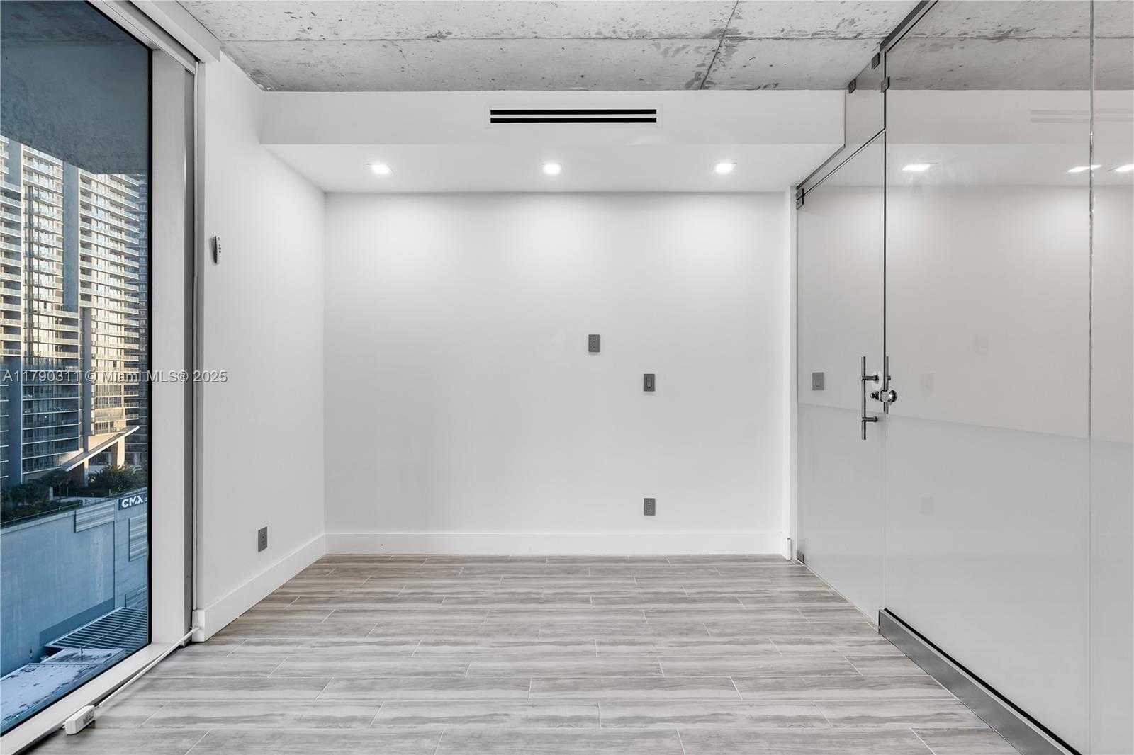 Small Image of 690 SOUTH WEST 1ST CT #2124, Miami Number 17