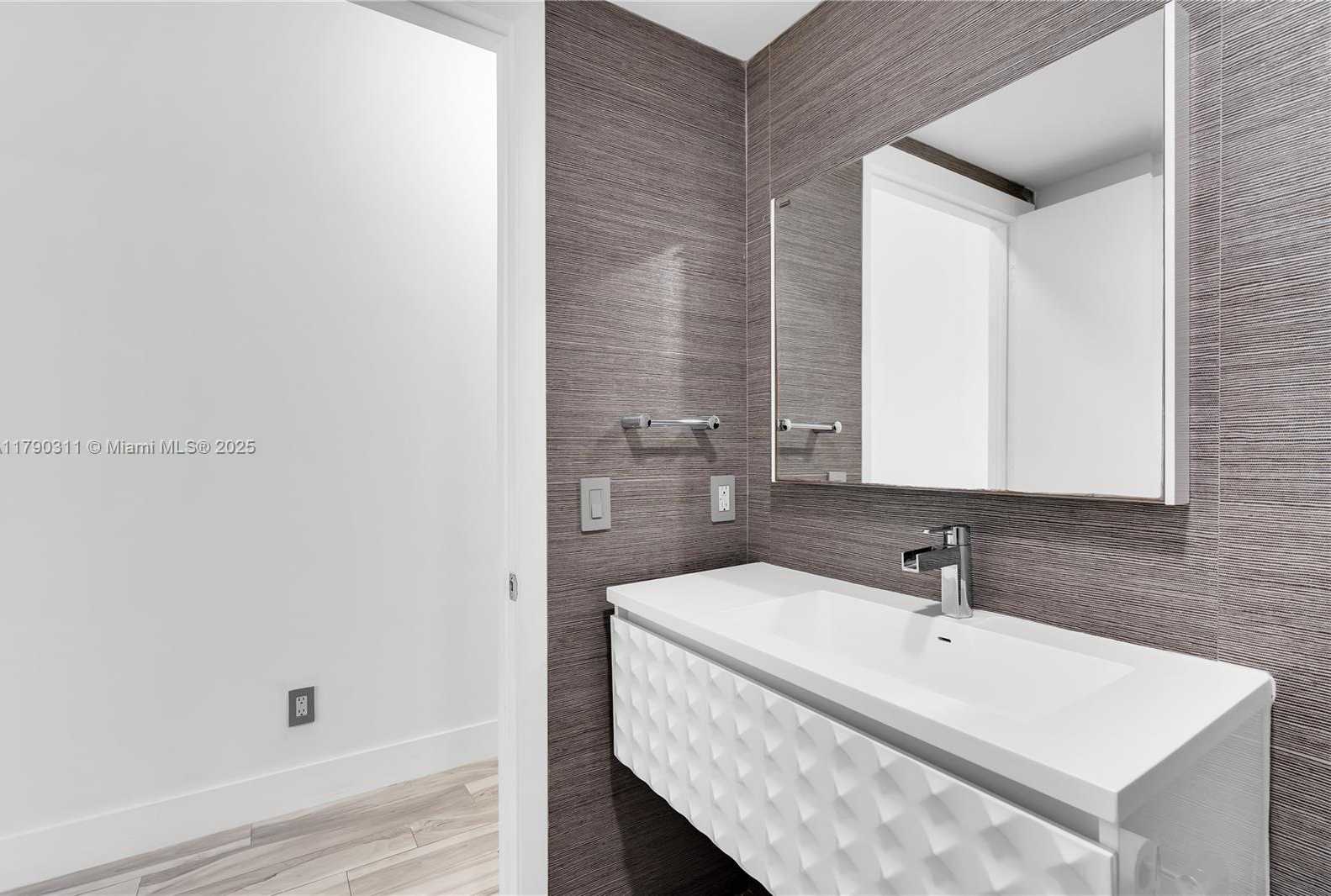 Small Image of 690 SOUTH WEST 1ST CT #2124, Miami Number 22