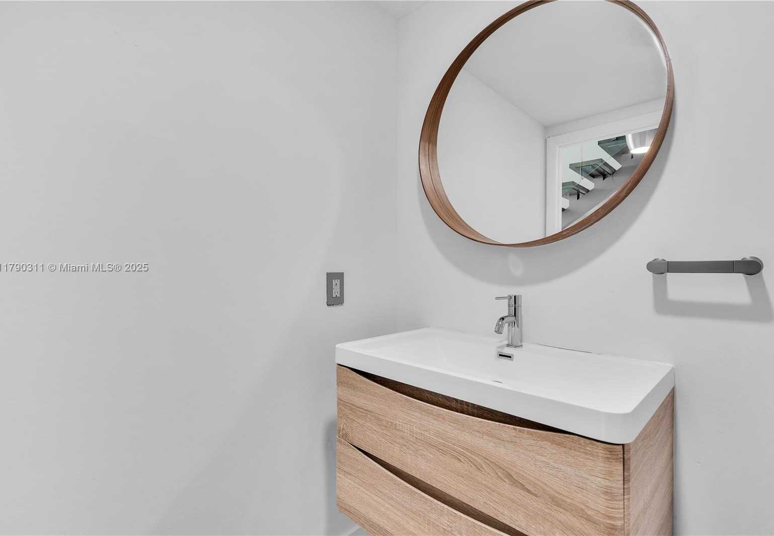 Small Image of 690 SOUTH WEST 1ST CT #2124, Miami Number 23