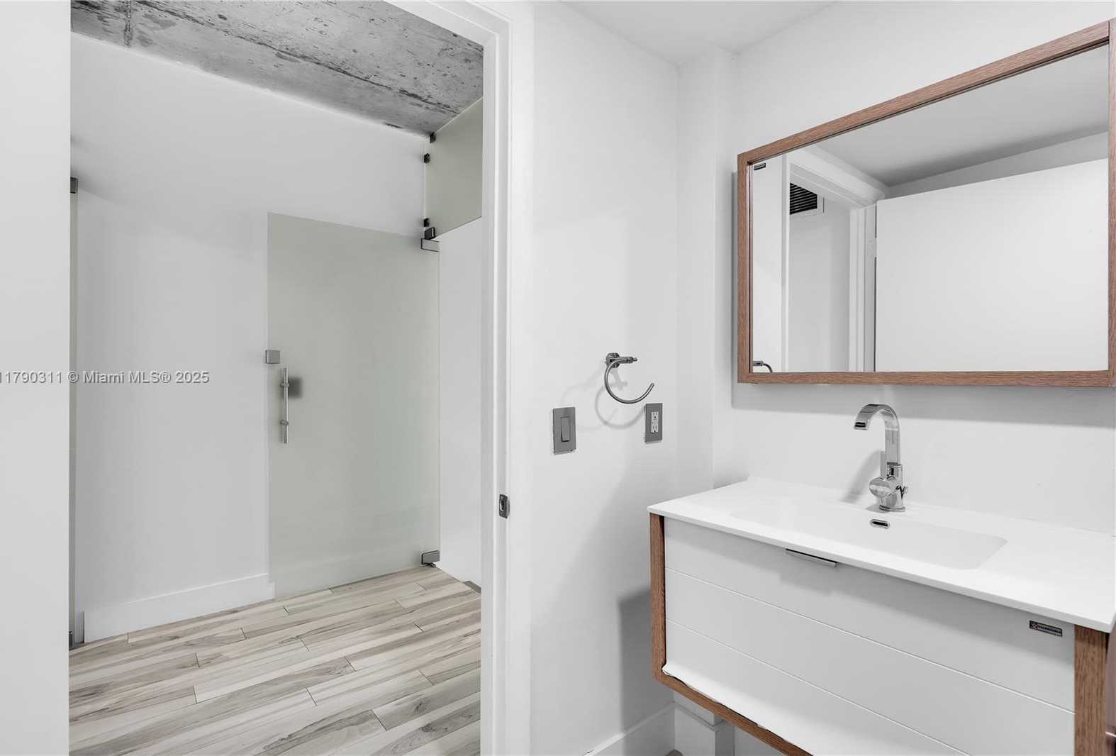 Small Image of 690 SOUTH WEST 1ST CT #2124, Miami Number 24
