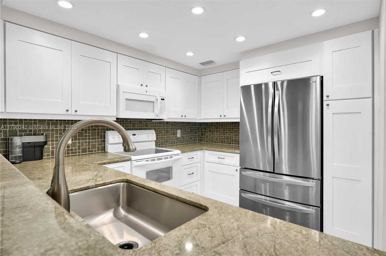 Small Image of 1623 COLLINS AVE #609, Miami Beach Number 14