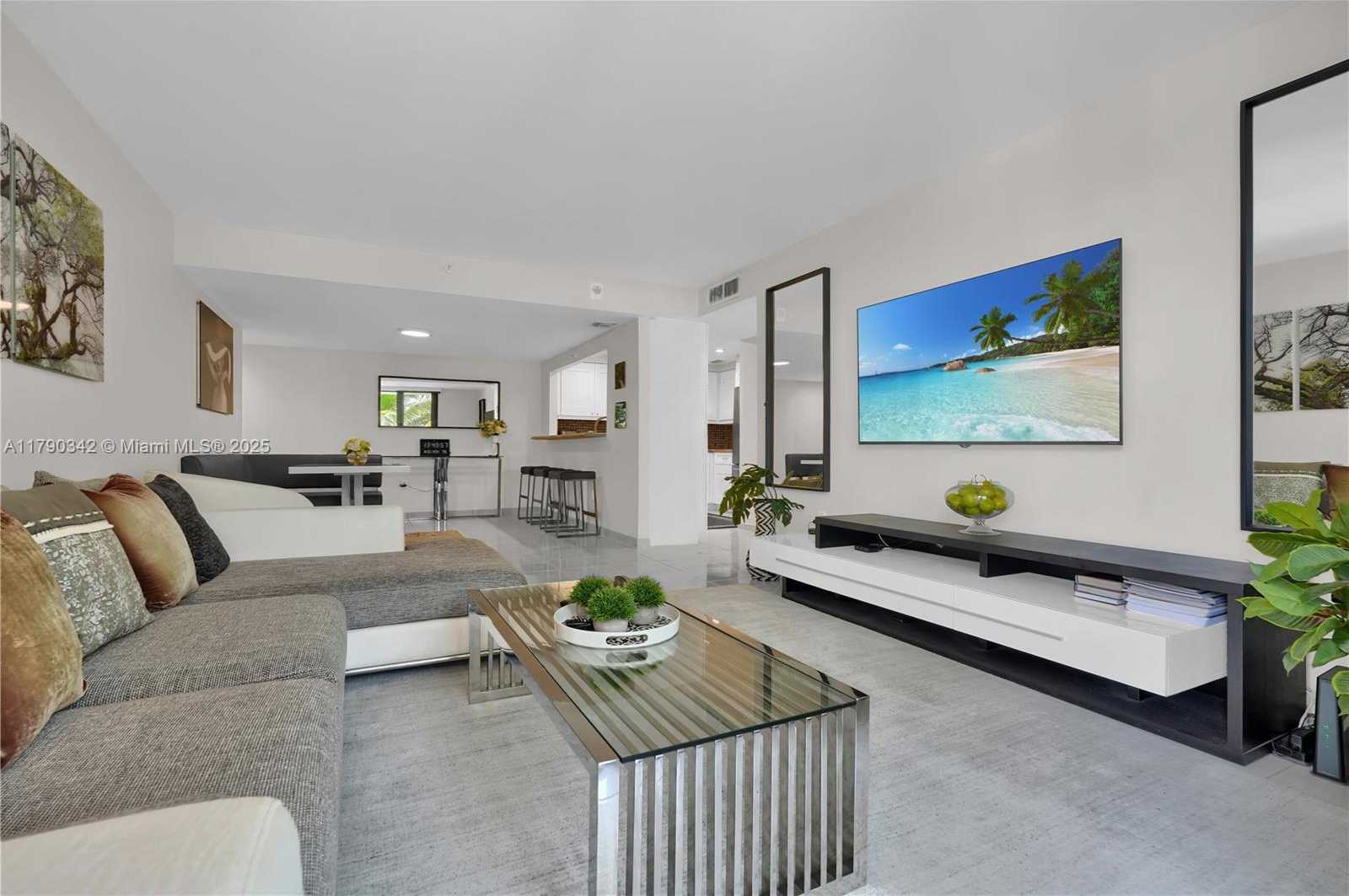 Small Image of 1623 COLLINS AVE #609, Miami Beach Number 4