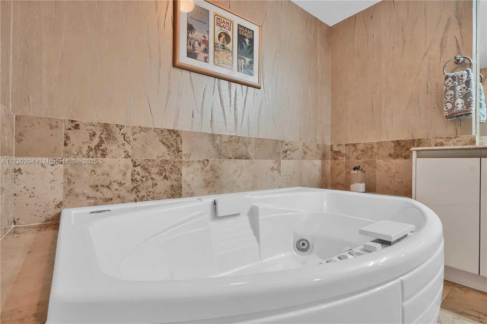 Small Image of 1455 OCEAN DR #603, Miami Beach Number 21