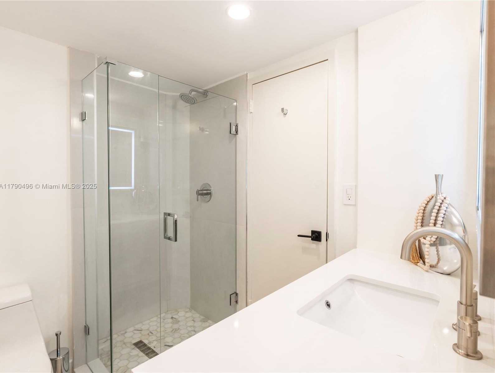 Small Image of 5701 COLLINS AVE #307, Miami Beach Number 17