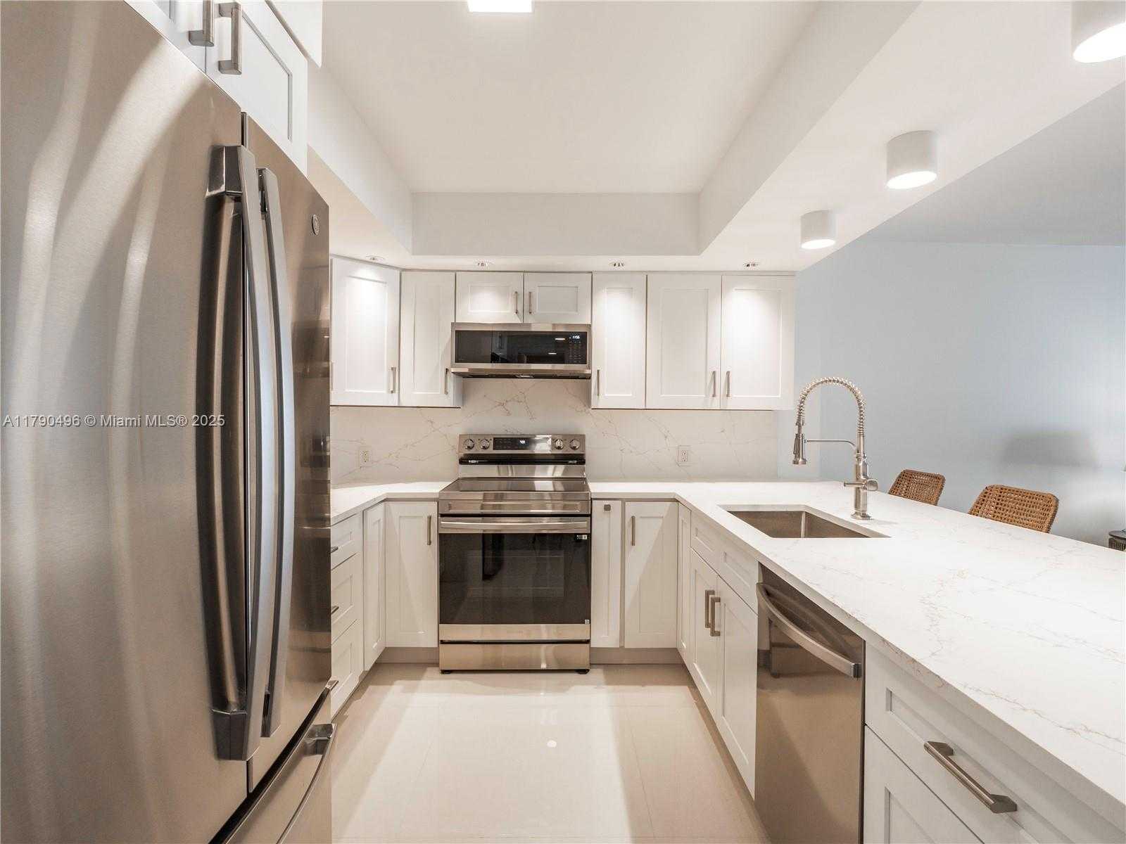 Small Image of 5701 COLLINS AVE #307, Miami Beach Number 4