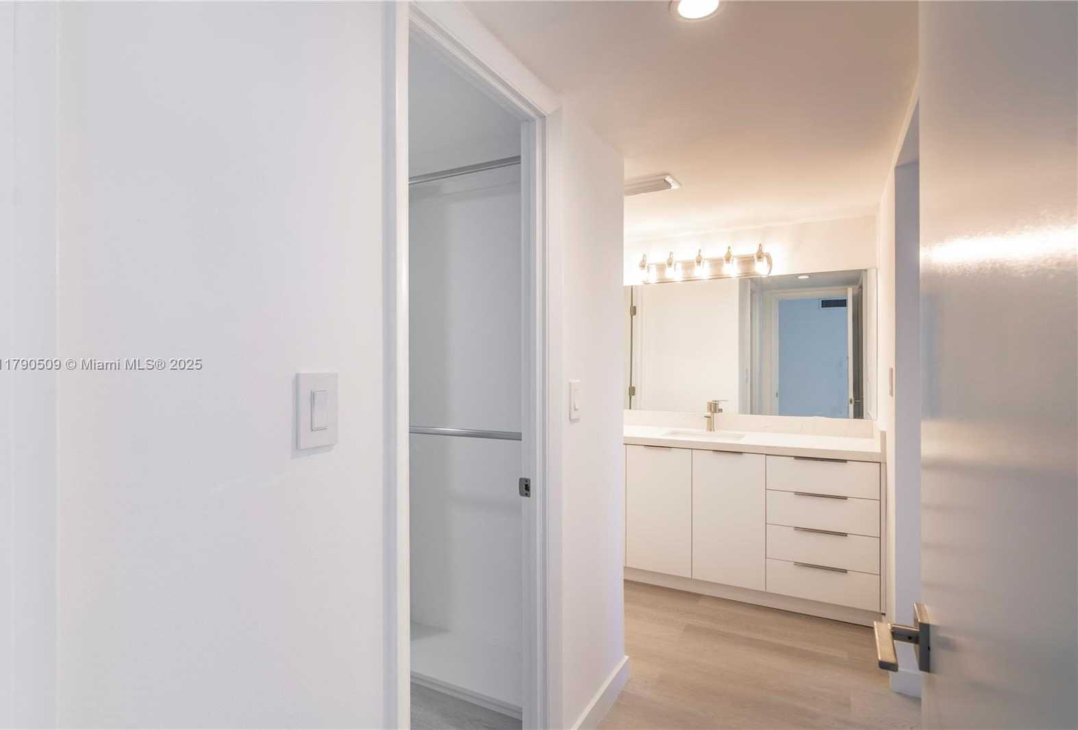 Small Image of 100 BAYVIEW DR #314, Sunny Isles Beach Number 10