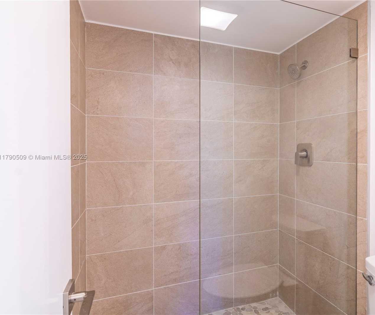 Small Image of 100 BAYVIEW DR #314, Sunny Isles Beach Number 11
