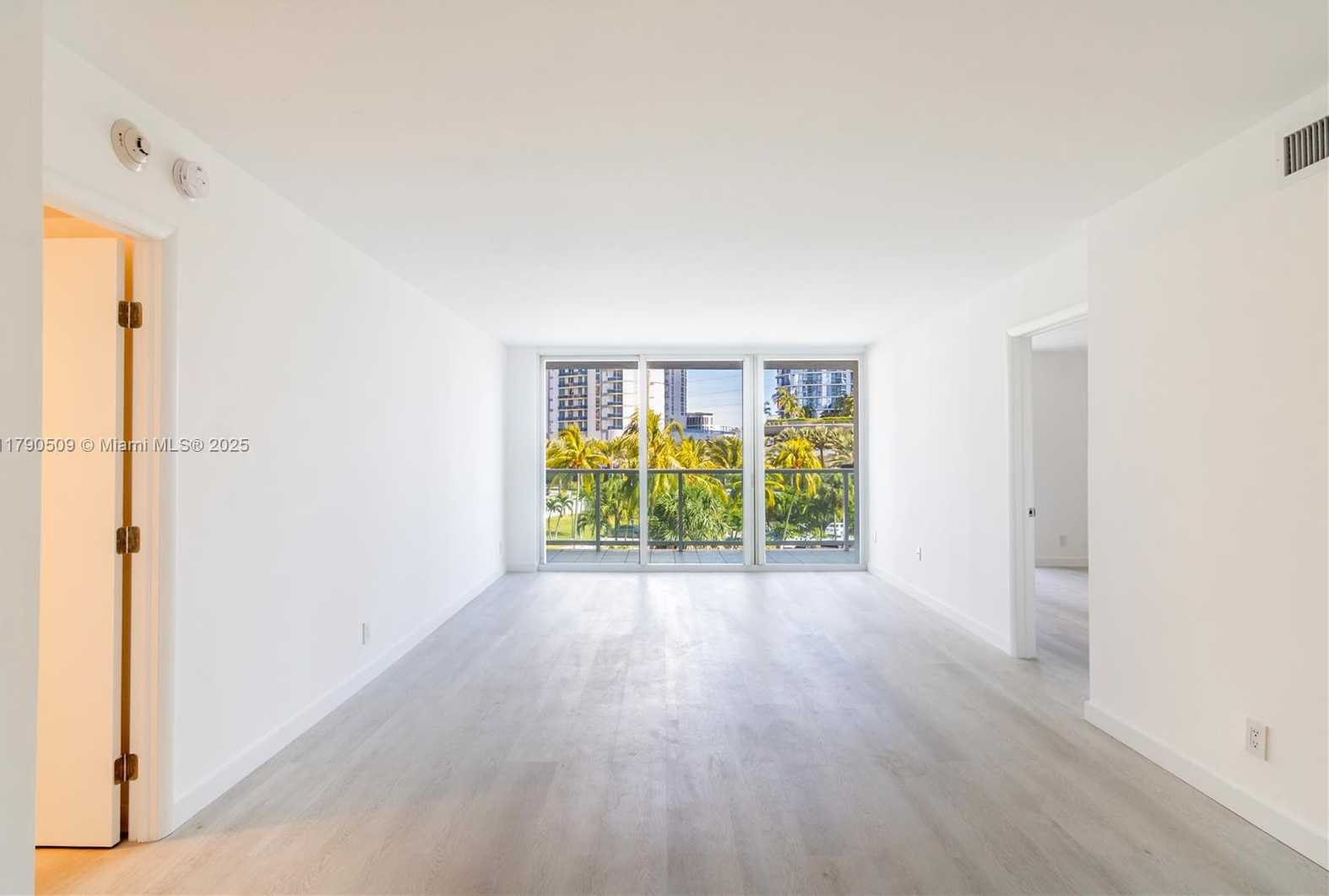 Small Image of 100 BAYVIEW DR #314, Sunny Isles Beach Number 2