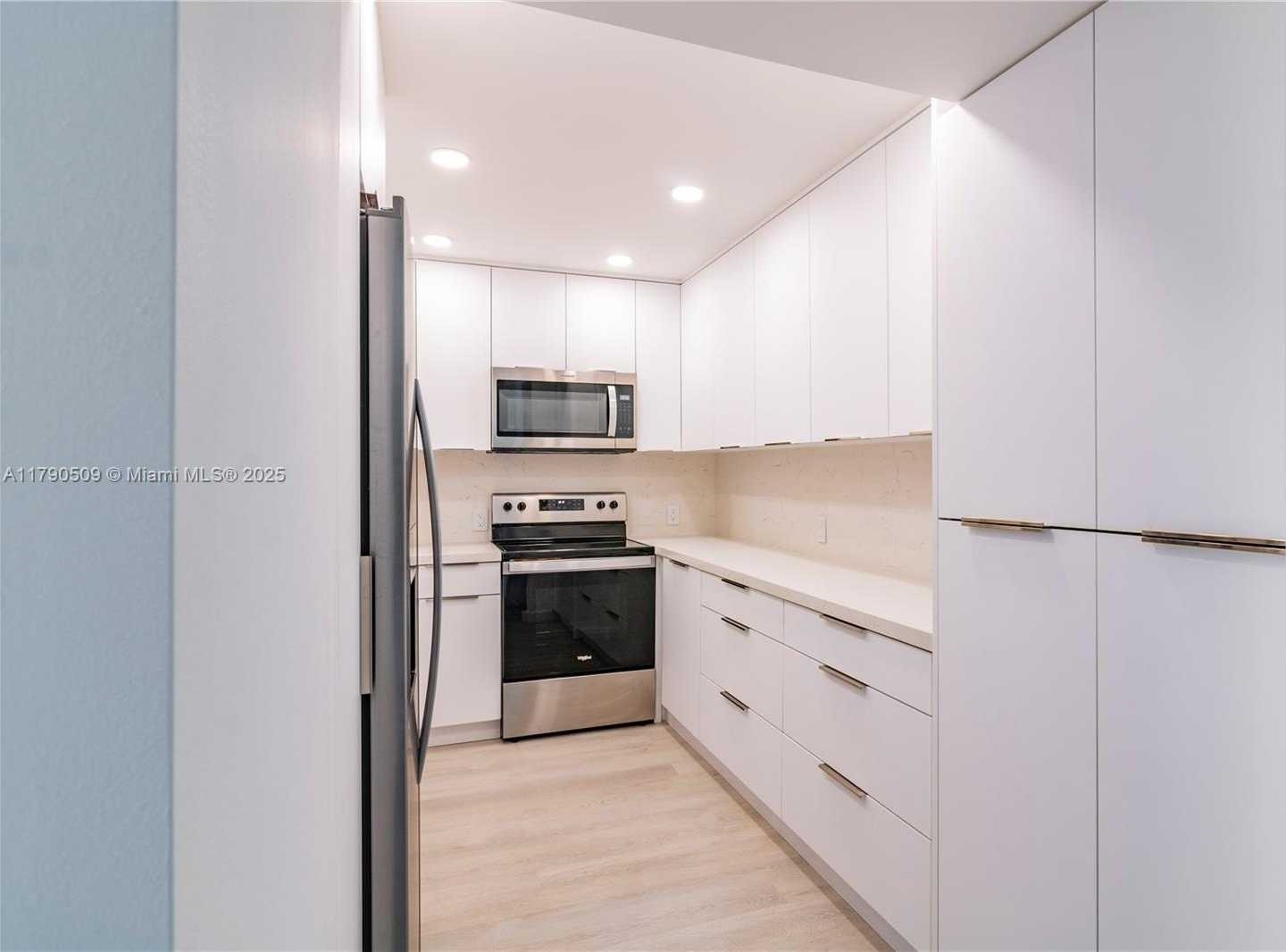 Small Image of 100 BAYVIEW DR #314, Sunny Isles Beach Number 6