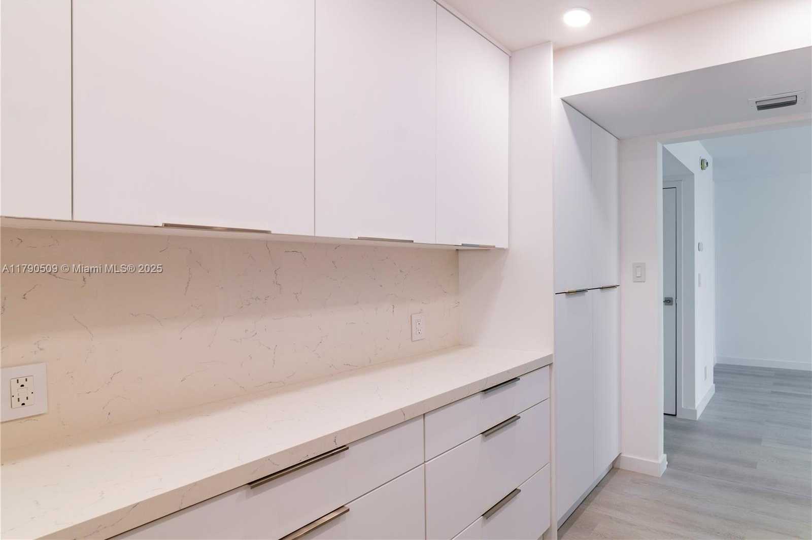 Small Image of 100 BAYVIEW DR #314, Sunny Isles Beach Number 7