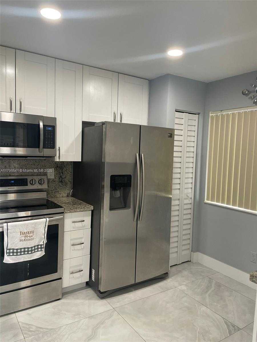 Small Image of 13900 SOUTH WEST 172ND LN #13900, Miami Number 9