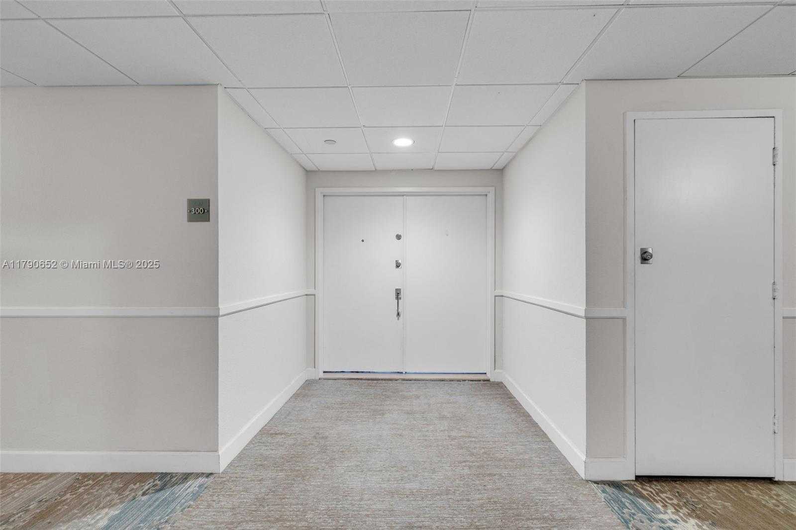 Small Image of 155 OCEAN LANE DR #300, Key Biscayne Number 3