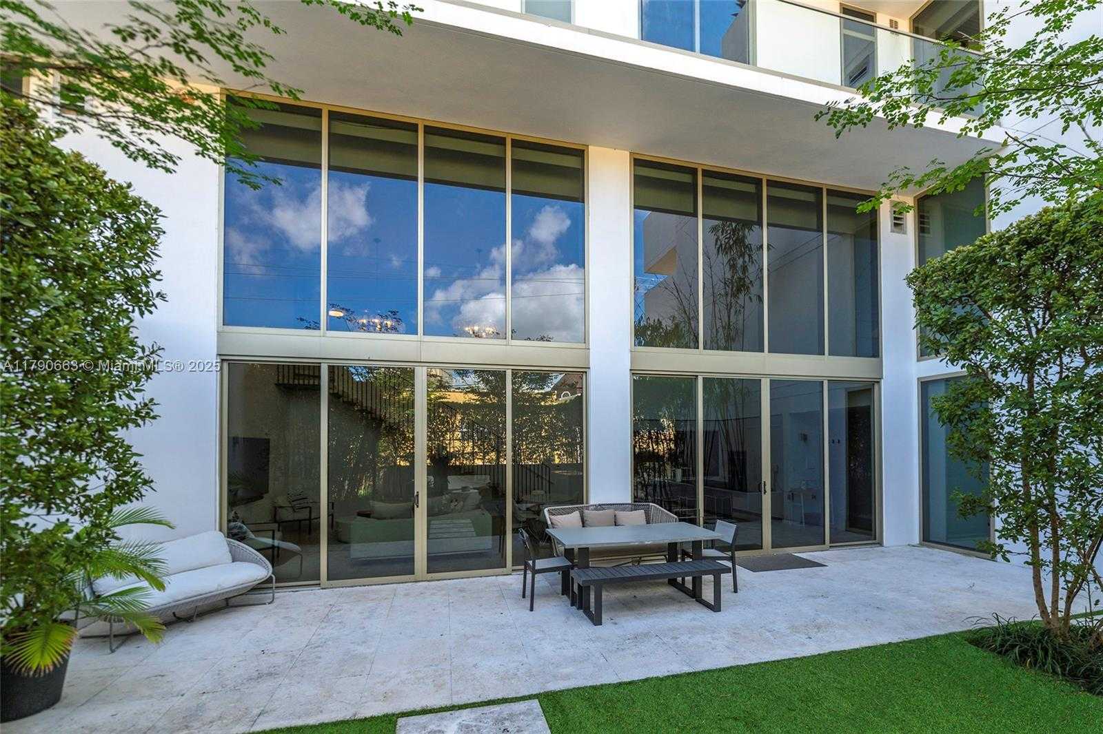 Small Image of 300 COLLINS AVE #2F, Miami Beach Number 40