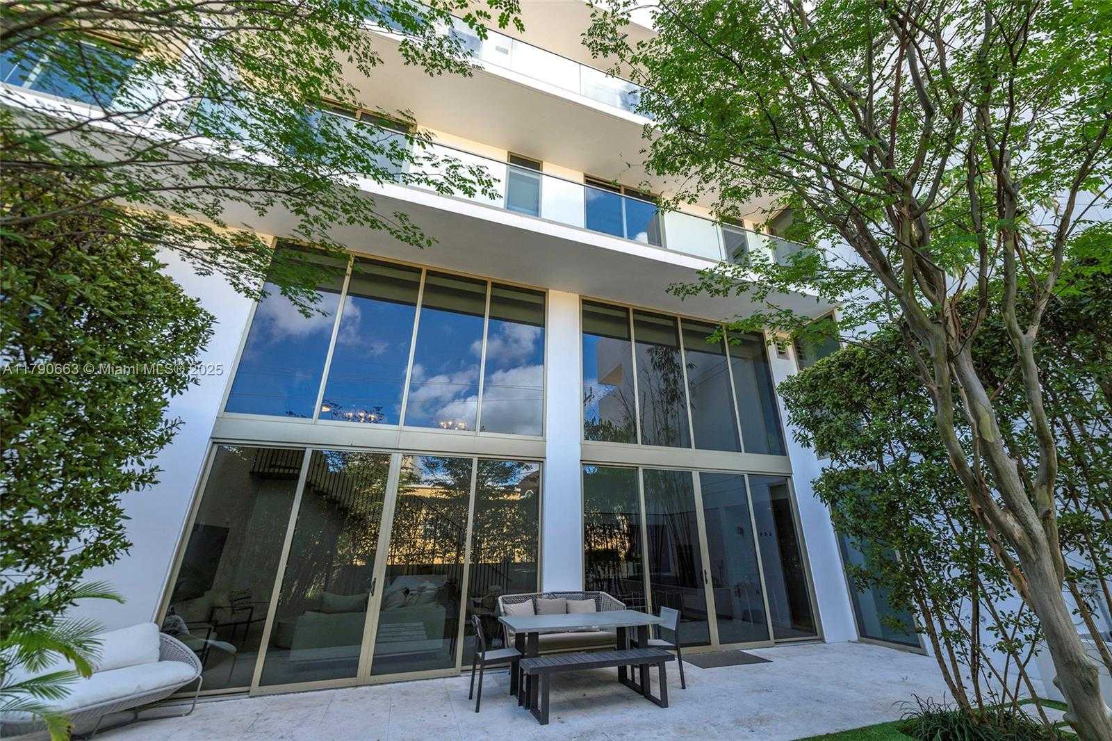 Small Image of 300 COLLINS AVE #2F, Miami Beach Number 42