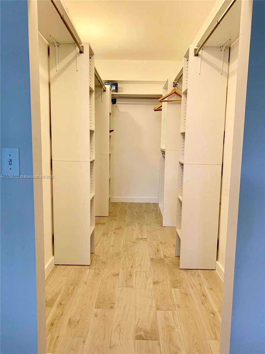 Small Image of 3235 #11101, Aventura Number 11