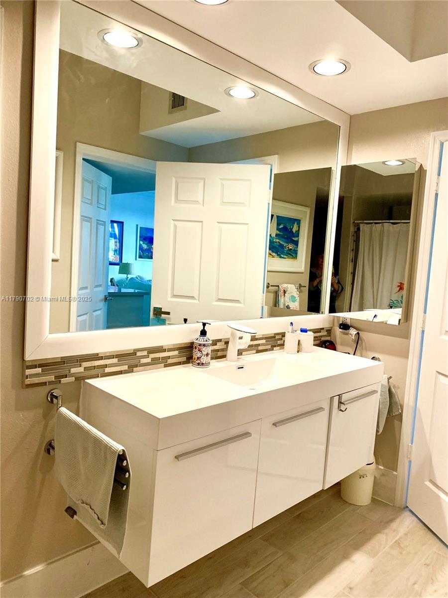 Small Image of 3235 #11101, Aventura Number 12