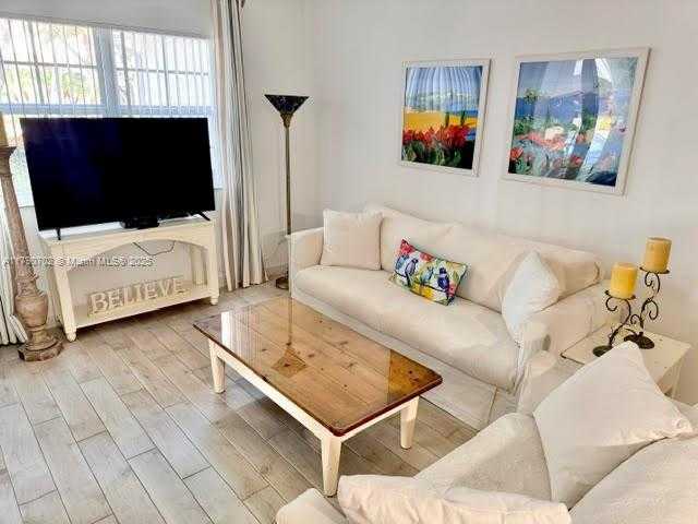 Small Image of 3235 #11101, Aventura Number 4
