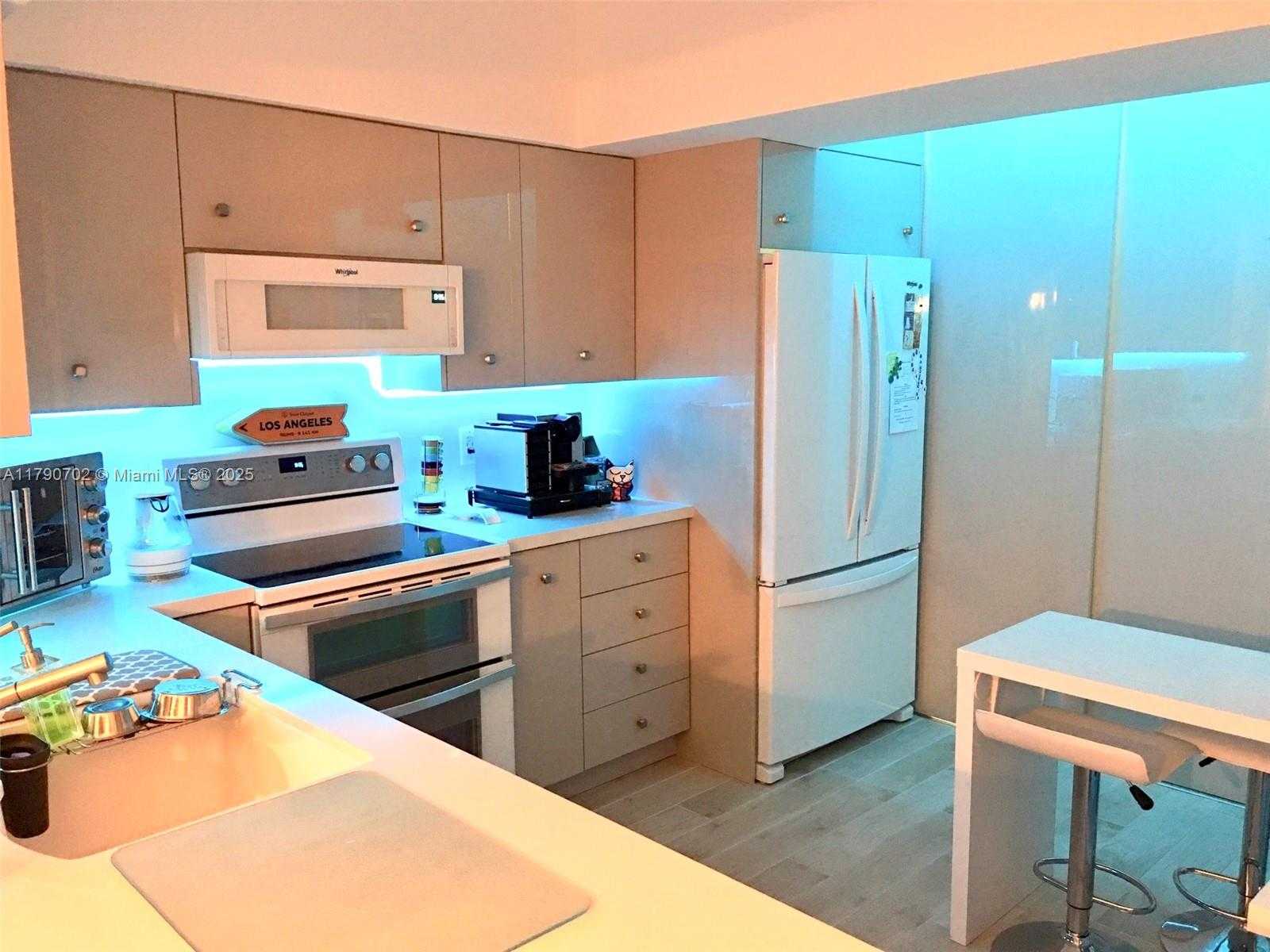 Small Image of 3235 #11101, Aventura Number 6