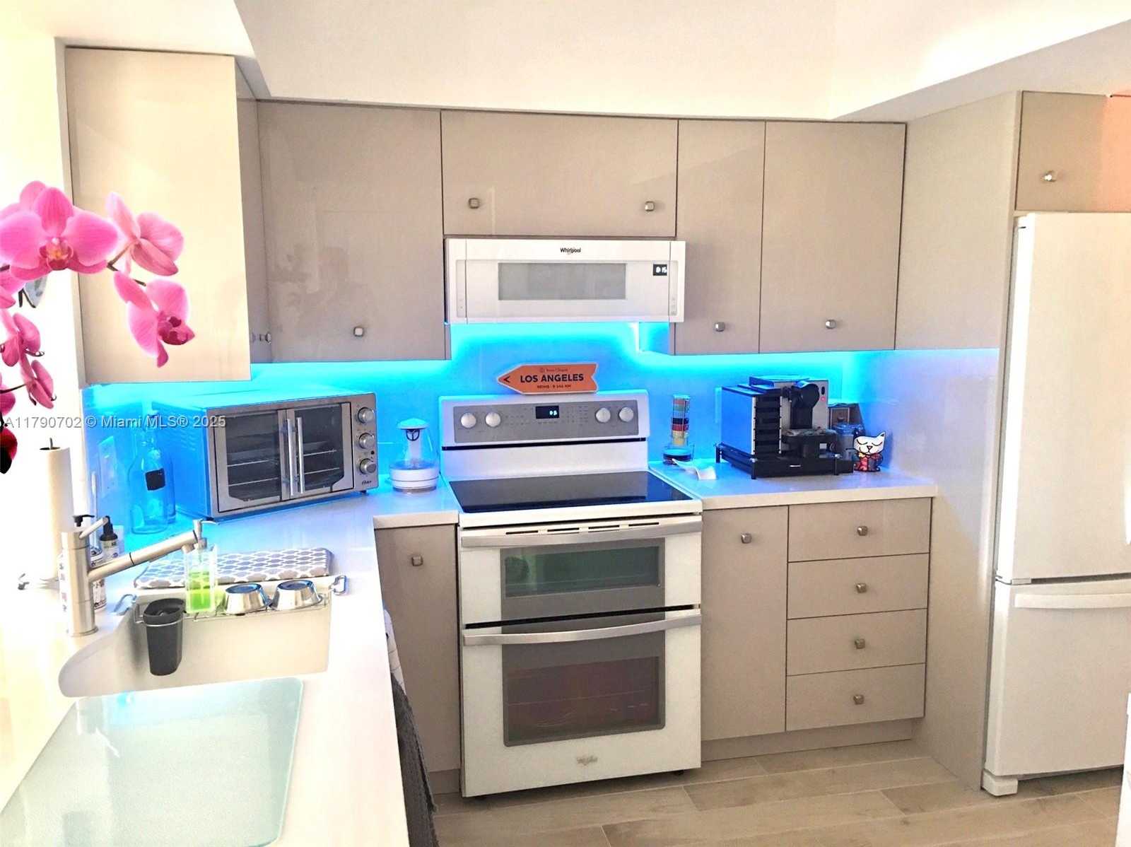 Small Image of 3235 #11101, Aventura Number 7
