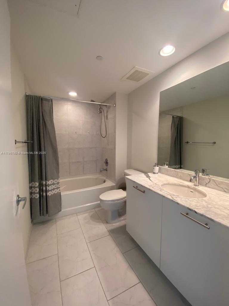 Small Image of 950 BRICKELL BAY DR #1903, Miami Number 4