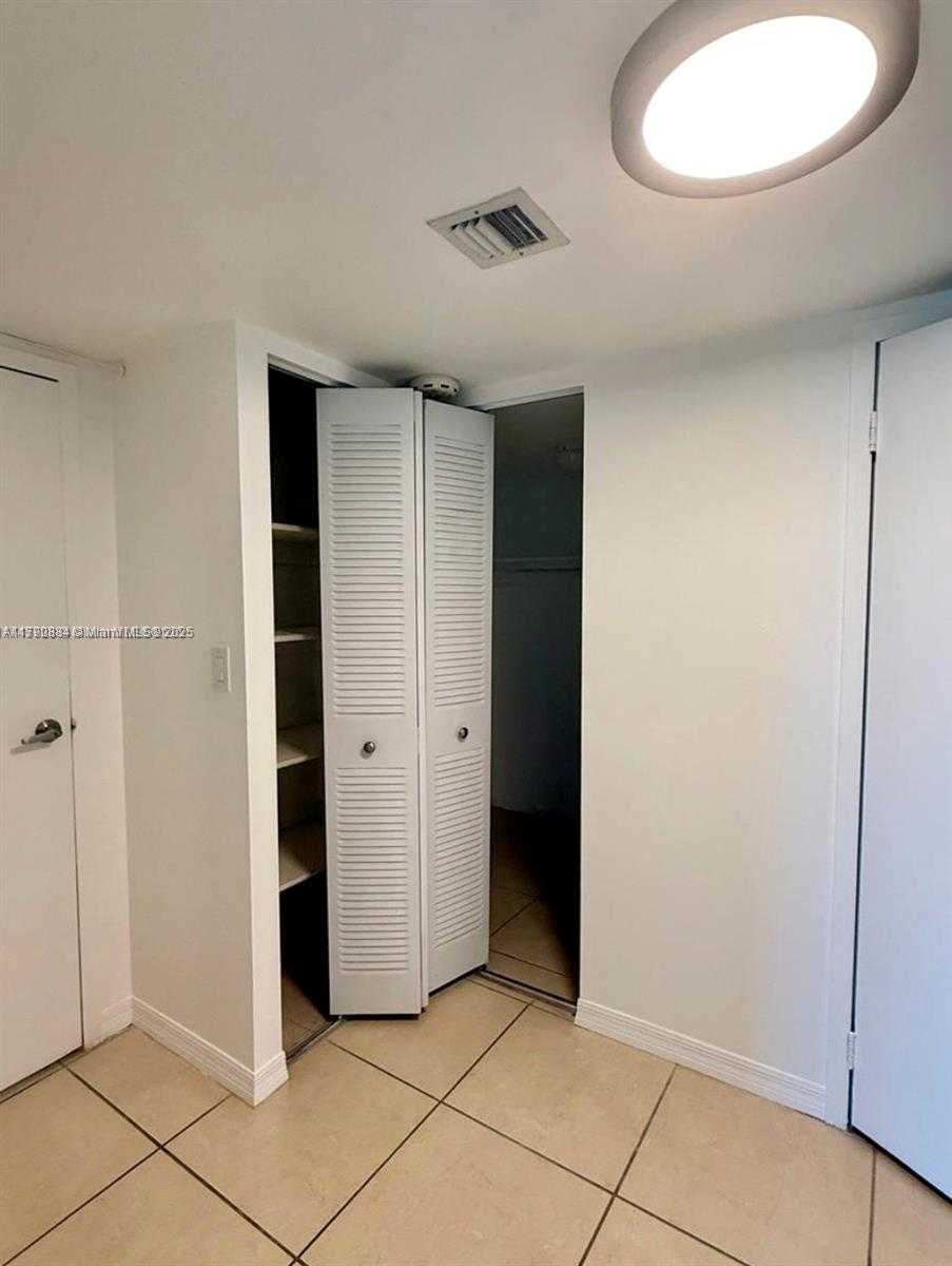 Small Image of 100 BAYVIEW DR #903, Sunny Isles Beach Number 10