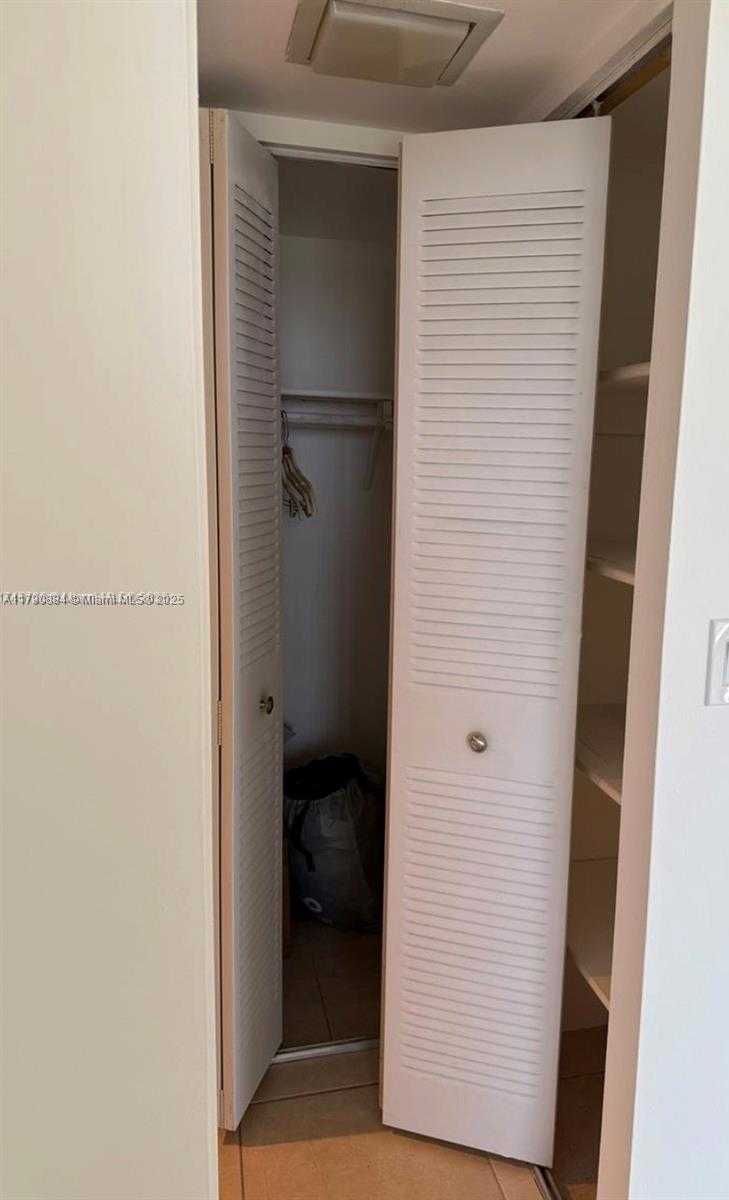 Small Image of 100 BAYVIEW DR #903, Sunny Isles Beach Number 13