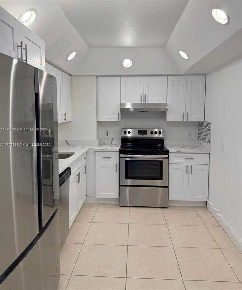 Small Image of 100 BAYVIEW DR #903, Sunny Isles Beach Number 4
