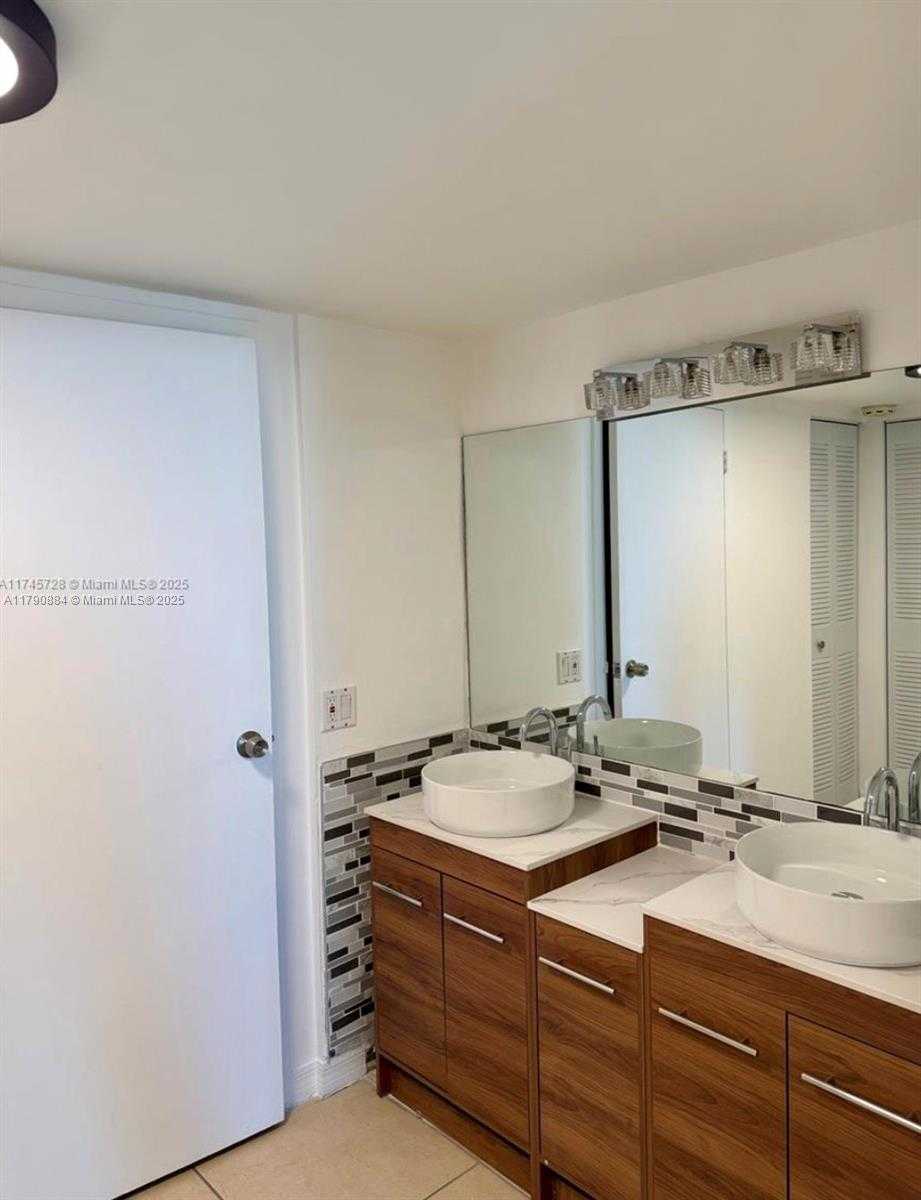 Small Image of 100 BAYVIEW DR #903, Sunny Isles Beach Number 8