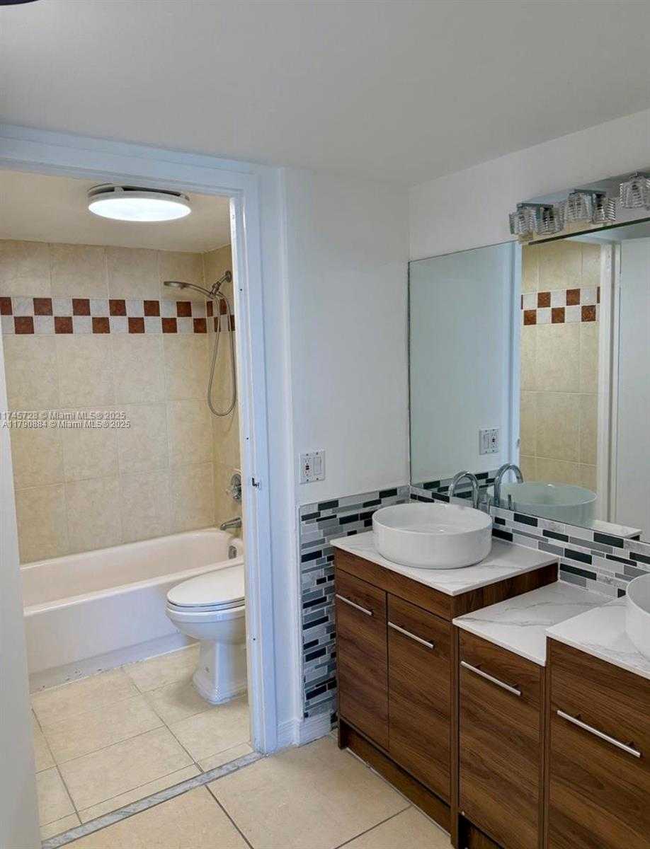 Small Image of 100 BAYVIEW DR #903, Sunny Isles Beach Number 9