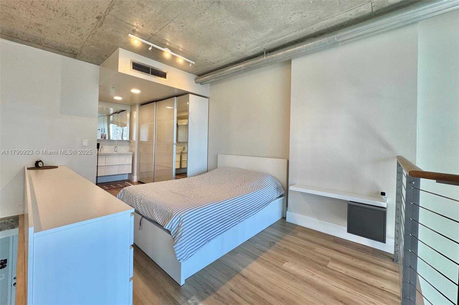 Small Image of 690 SOUTH WEST 1ST CT #1006, Miami Number 15