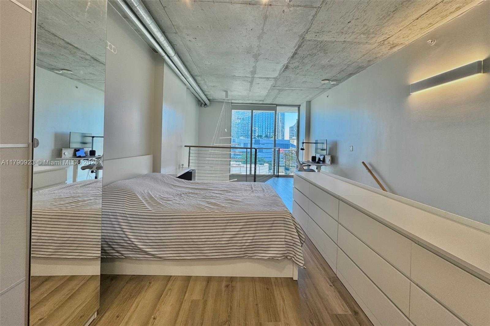 Small Image of 690 SOUTH WEST 1ST CT #1006, Miami Number 16