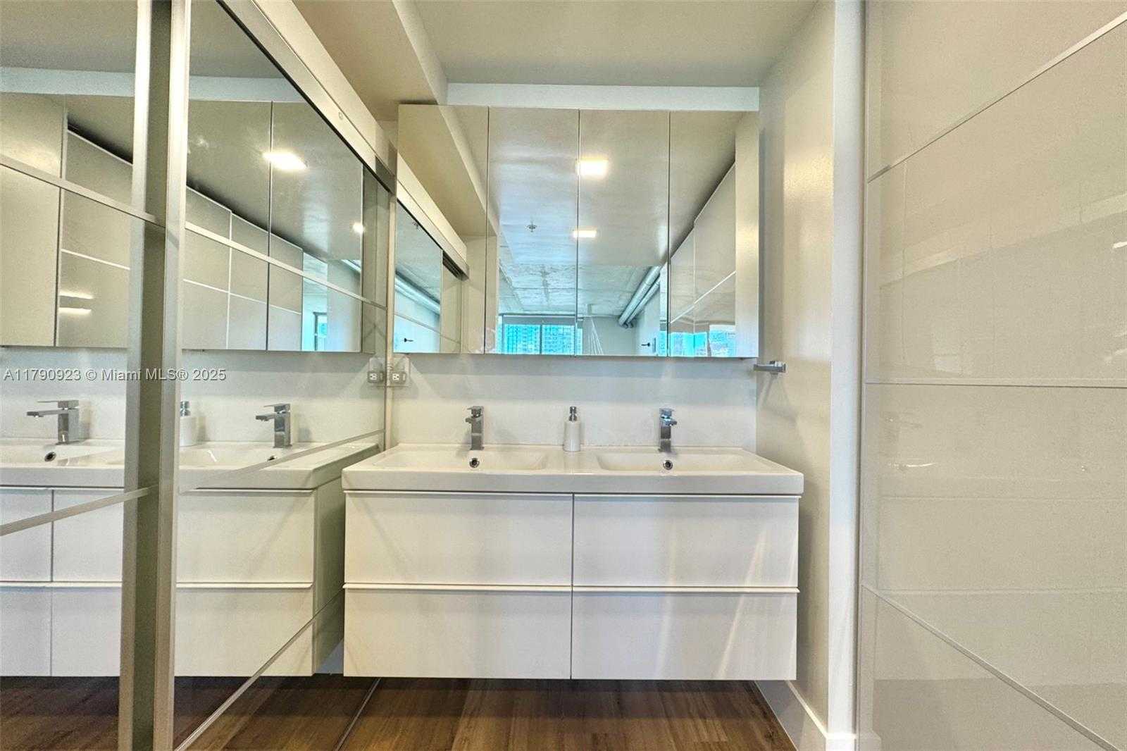 Small Image of 690 SOUTH WEST 1ST CT #1006, Miami Number 22