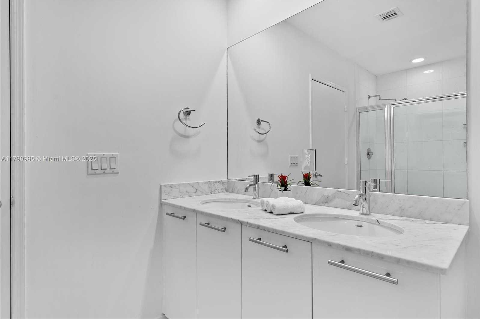Small Image of 950 BRICKELL BAY DR #4906, Miami Number 8