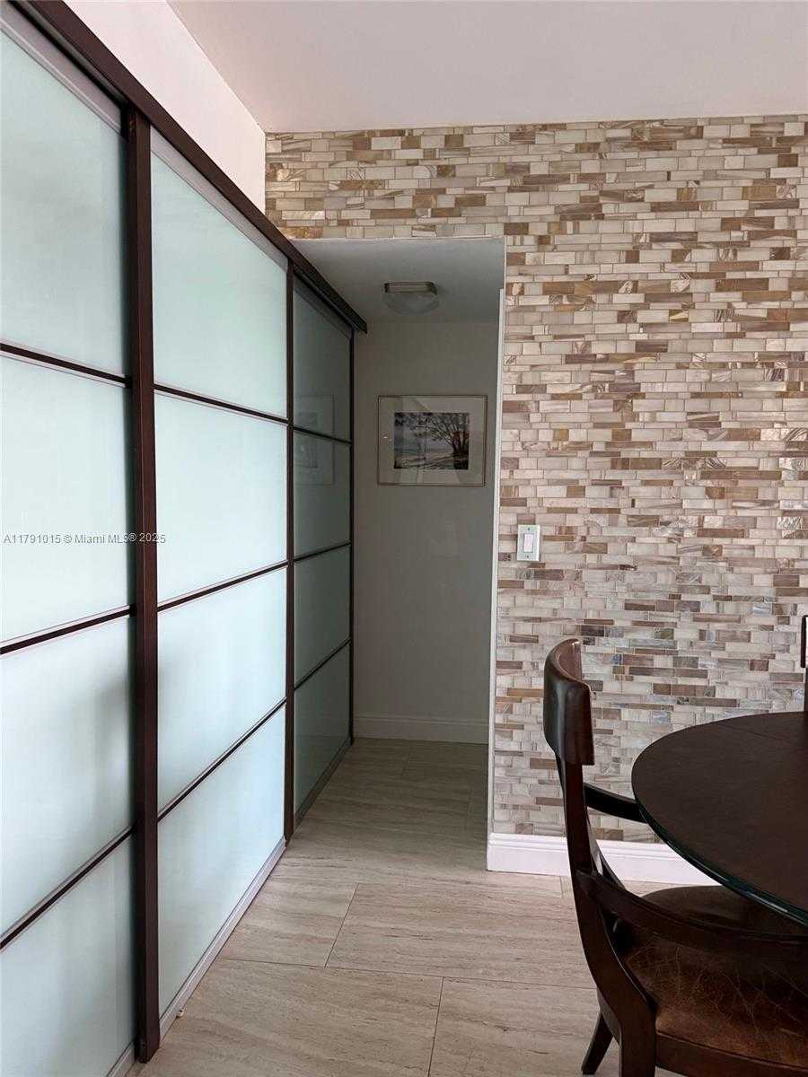 Small Image of 500 BAYVIEW DR #PH-18, Sunny Isles Beach Number 2