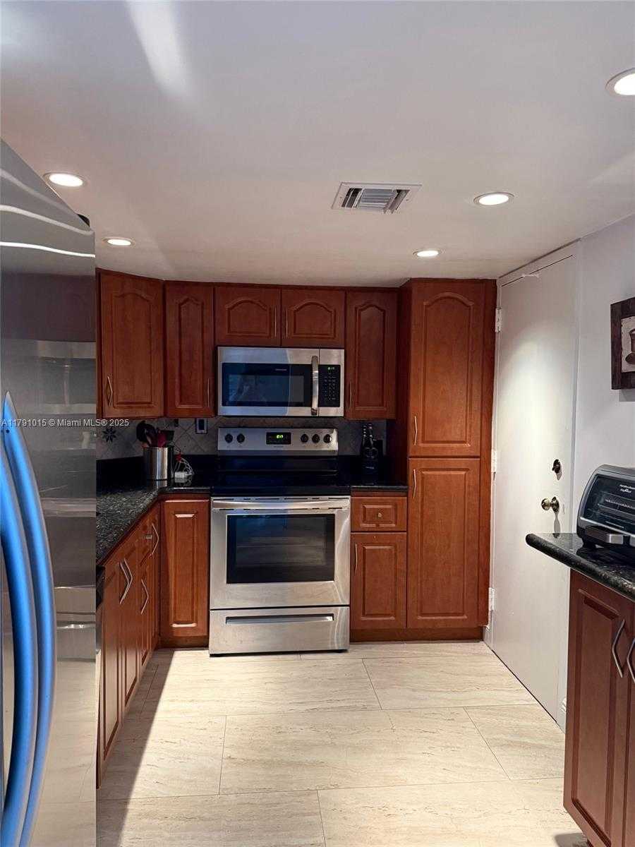 Small Image of 500 BAYVIEW DR #PH-18, Sunny Isles Beach Number 4