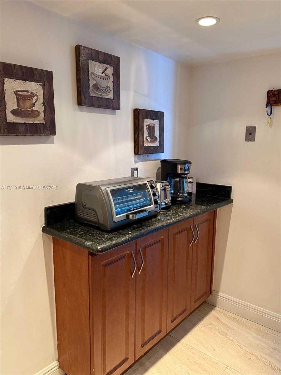 Small Image of 500 BAYVIEW DR #PH-18, Sunny Isles Beach Number 5