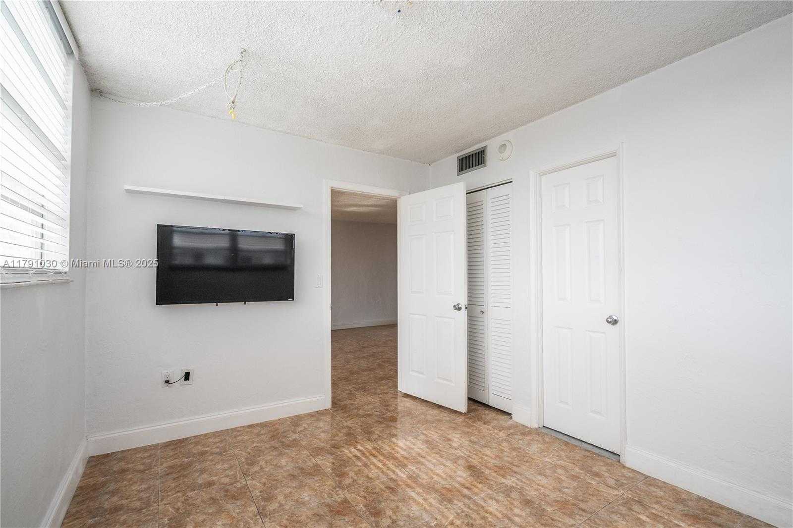 Small Image of 7850 BYRON AVE #207, Miami Beach Number 14