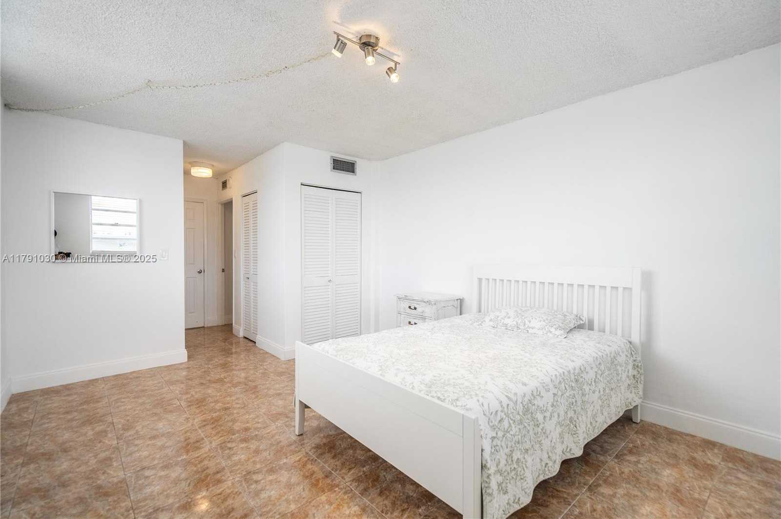 Small Image of 7850 BYRON AVE #207, Miami Beach Number 22