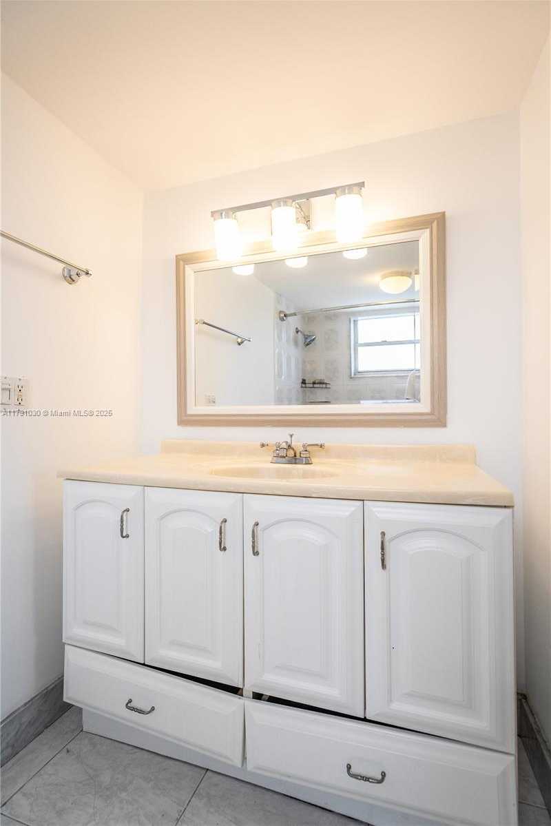 Small Image of 7850 BYRON AVE #207, Miami Beach Number 27