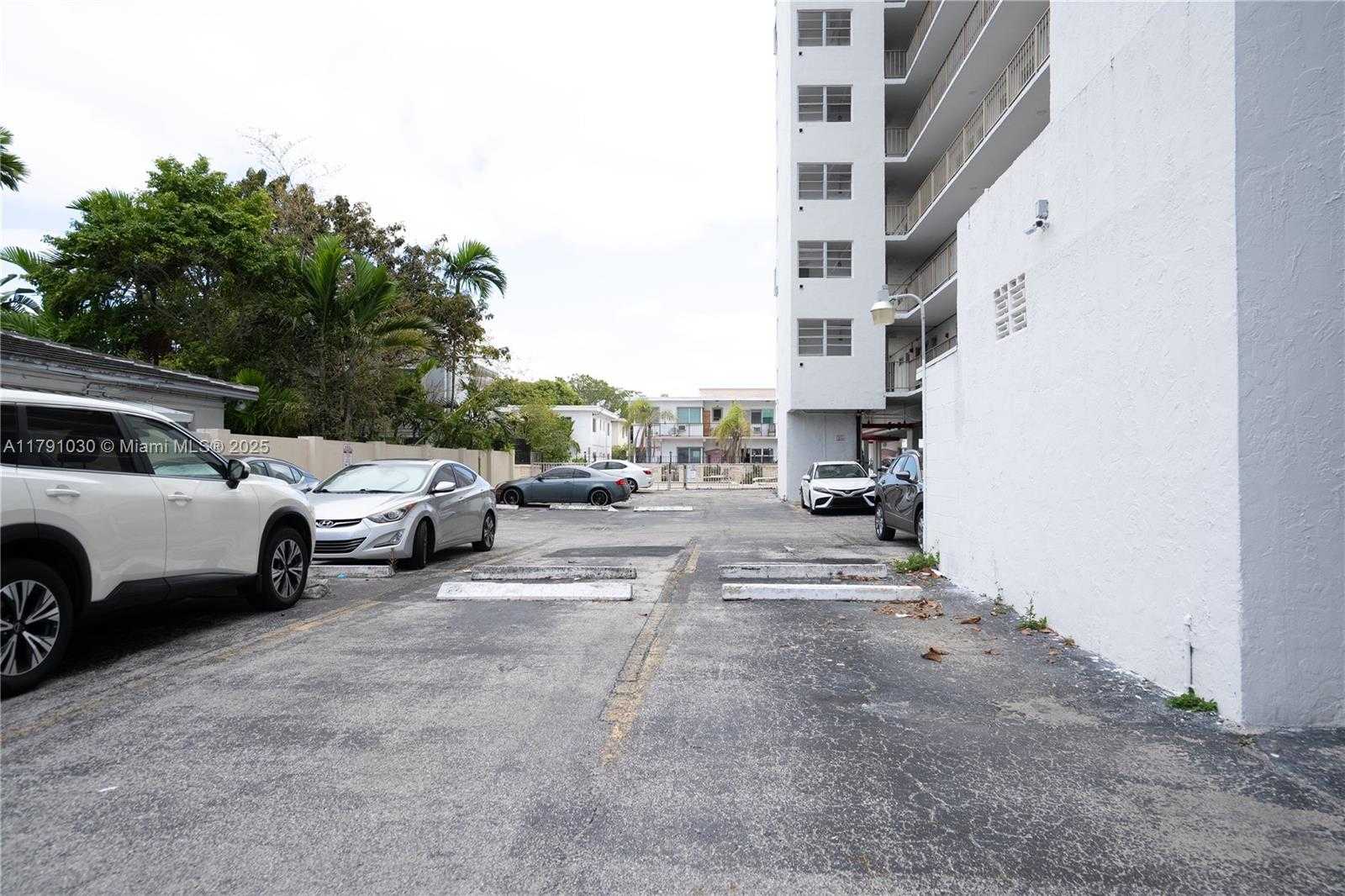Small Image of 7850 BYRON AVE #207, Miami Beach Number 31