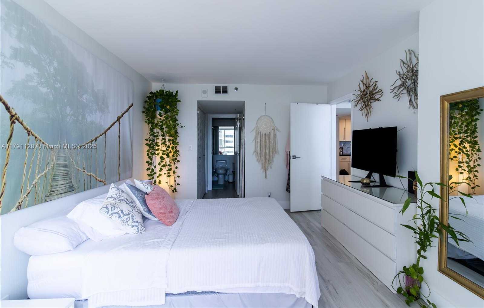 Small Image of 7601 EAST TREASURE DR #923, North Bay Village Number 11